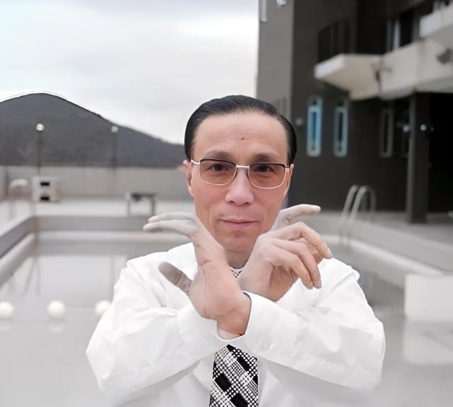 每天早上邵逸夫都要练45分钟的气功。邵逸夫从小到老都没有腰圆肚肥的阶段，他也从没