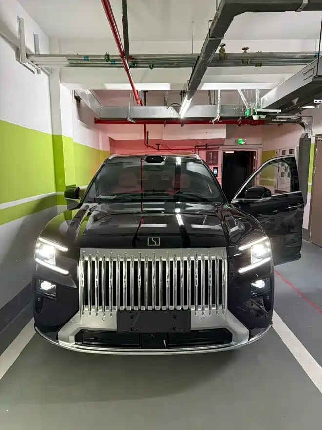 极氪8X最近话题度拉满，上市订单火爆，不少车友都在聊这台大六座SUV。我的观点：
