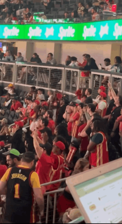 在今天老鹰主场对阵开拓者的比赛中，当库明加站上罚球线时，老鹰队的球迷们高喊着“谢