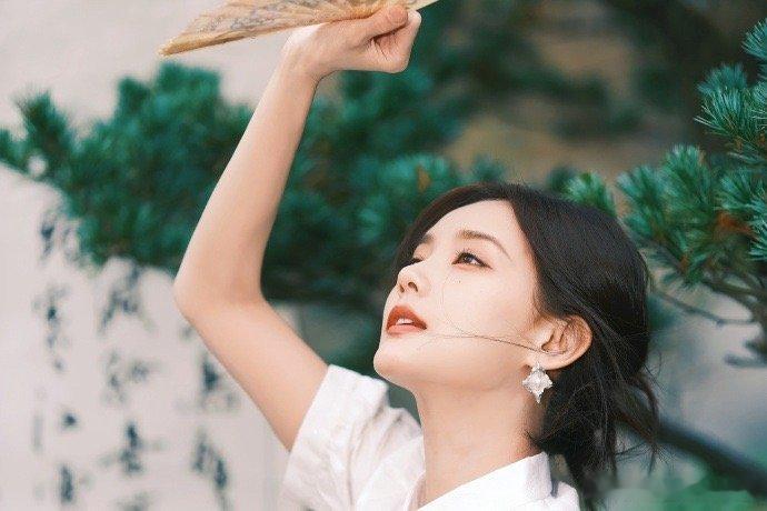 #李一桐马面裙# 江南女子的雅韵，李一桐北方人，却很有婉约气质[哇][哇][哇]