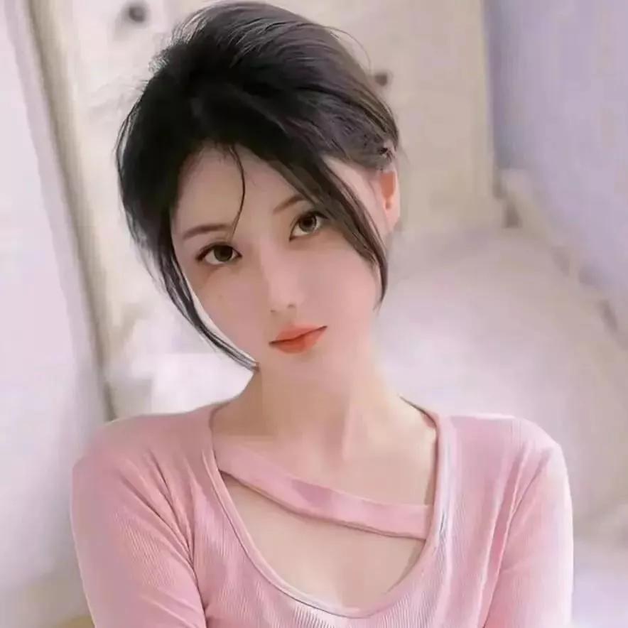 温柔少女，粉色毛衣，暖光下更添甜美气质。