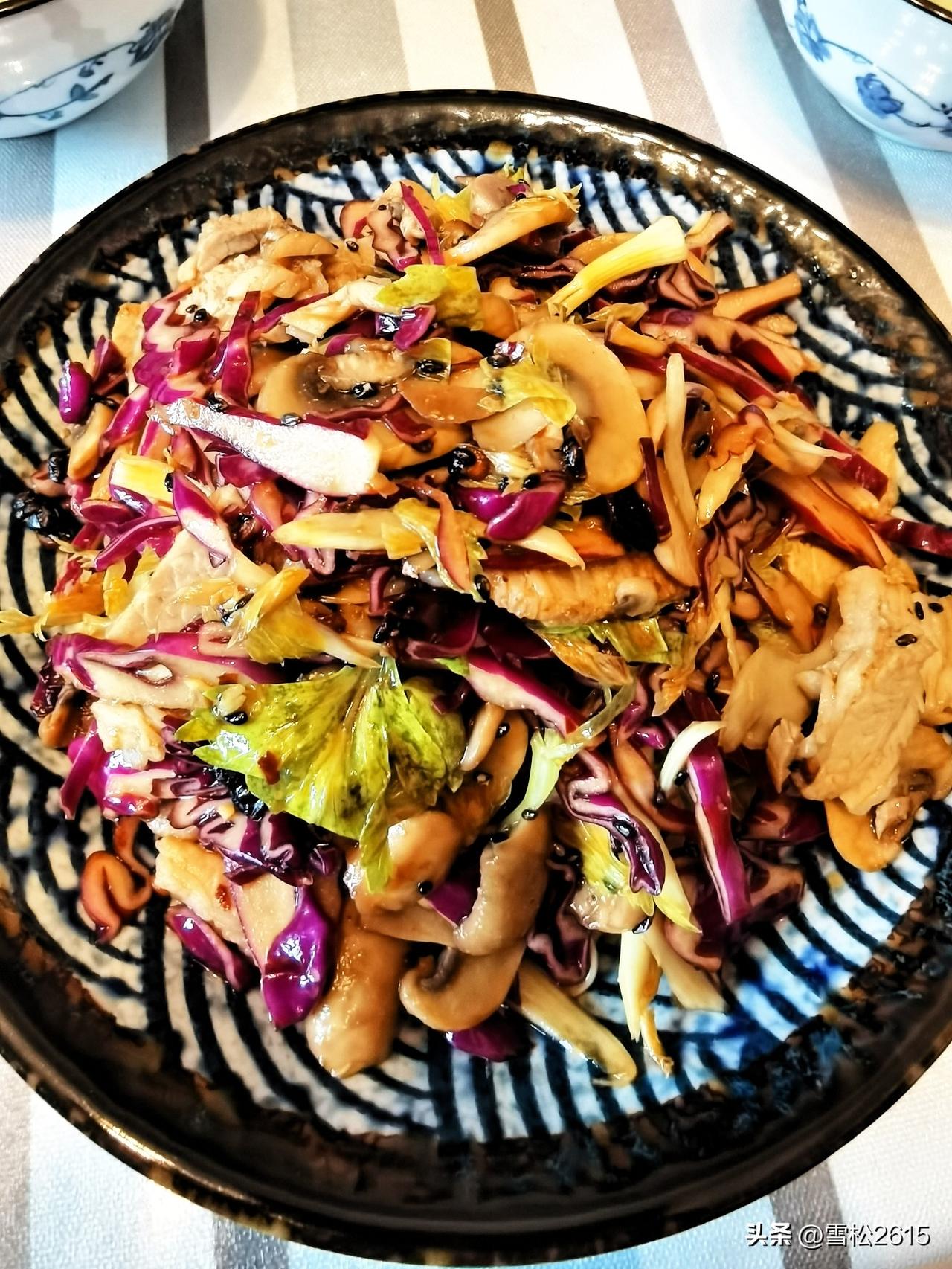 昨日最简单的晚餐

持续高温，胃口也跟着摆烂，什么美味也提不起兴趣，昨晚索性吃得
