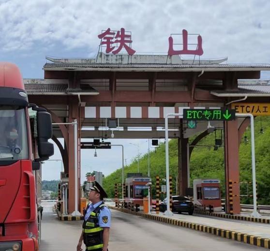 《依托大数据 重庆交通执法查处多起恶意逃费案件》近日，重庆市交通执法总队联合高速