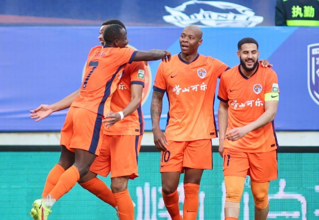 青岛海牛最后时刻读秒绝平，而且还是在角球进攻中，对手乌龙破门，这样的结果和过程都