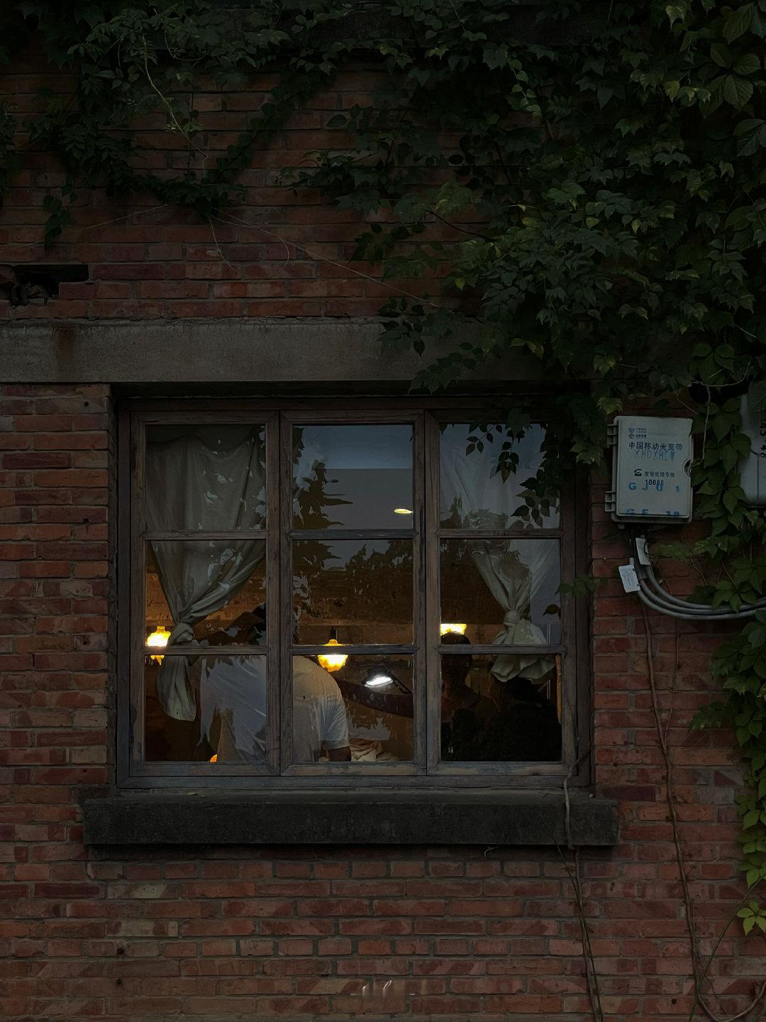 我们要的或许不是爱，而是偏爱，从他人的偏爱里，确认自己是独特的。只有这样，才能消