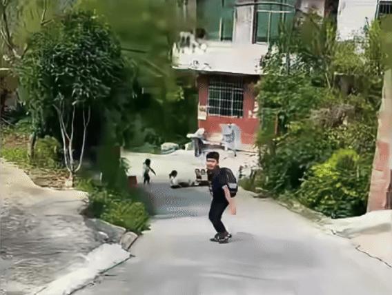 贵州暖心一幕！水果滚下坡，小朋友全趴地上拦截！

贵州一位男子搬运水果时，满满一