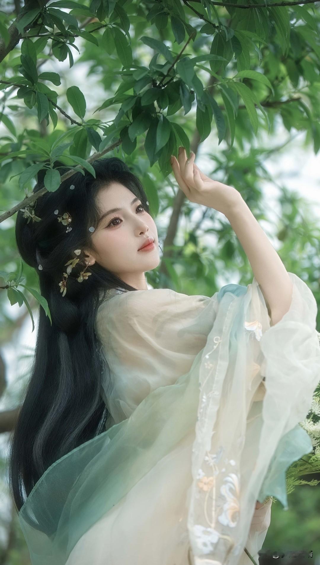仙气飘飘的汉服少女，置身绿意盎然的自然中，宛如画中人。