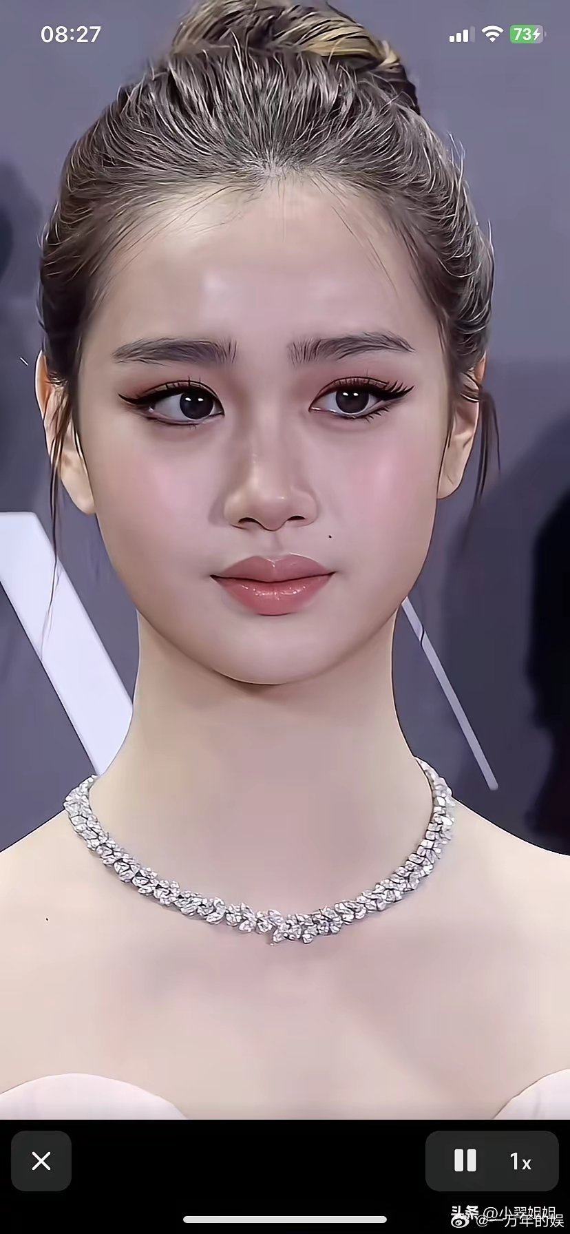 钟丽缇的女儿考拉完全继承了母亲的大眼睛，太美了！小小的考拉长成大姑娘了！蜕变成了