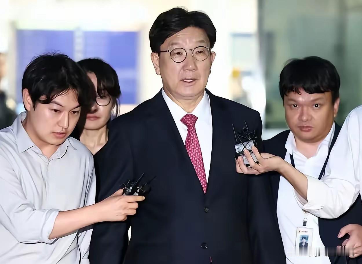 果然不出所料，尹锡悦的亲信死党权性东被逮捕归案了！他创下了在任议员被逮捕审判的韩