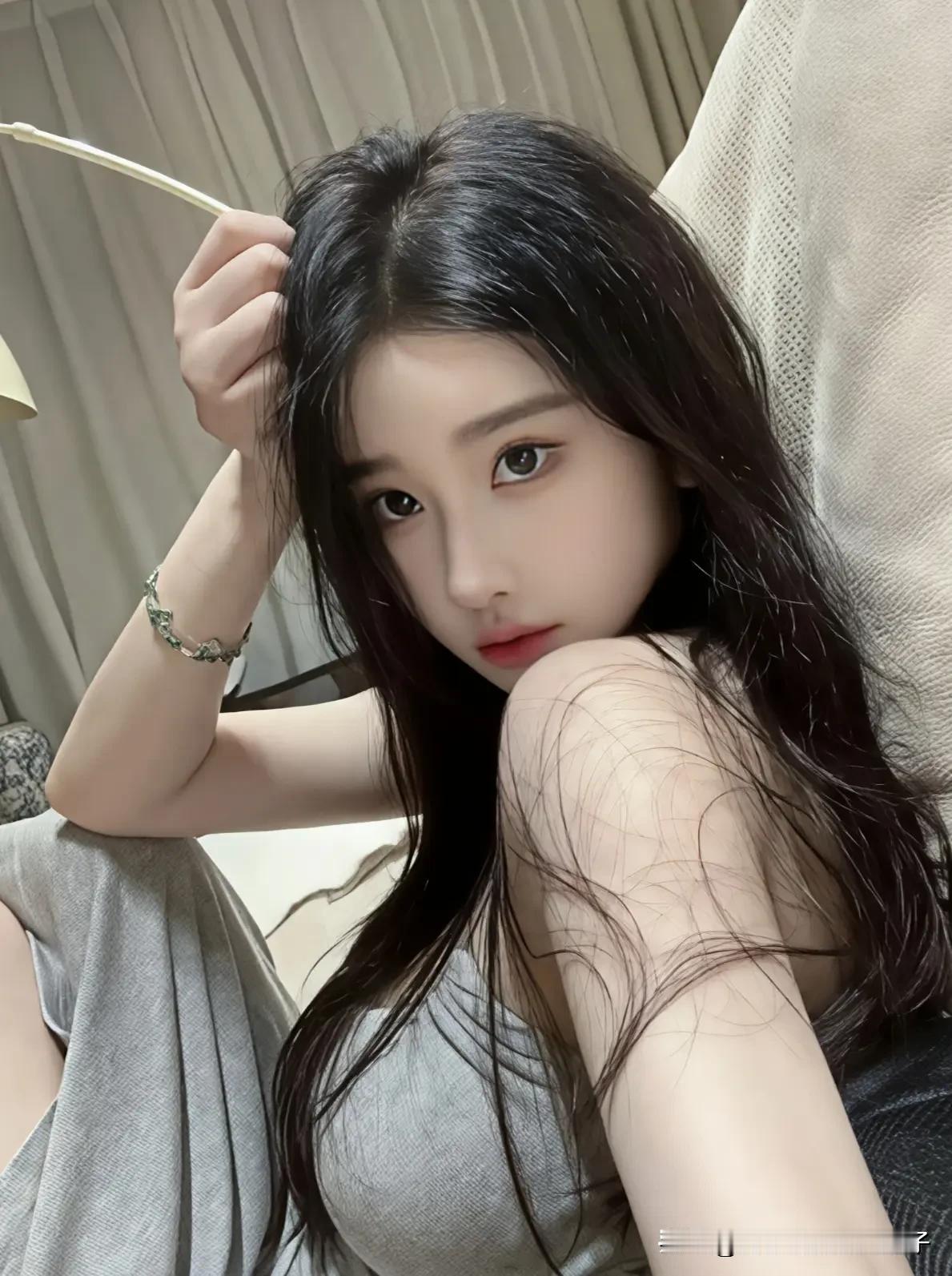 青春女生也有如插画中那般美好模样，她们身处鲜花绿植中，洋溢着恬静的笑容，浑身散发