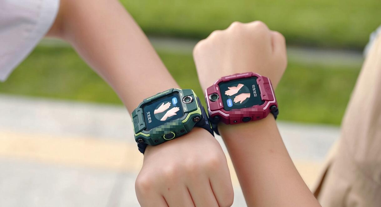 小天才这波又被骂上热搜，真不冤。

说白了就是：娃指名要小天才，不是它多好用，是