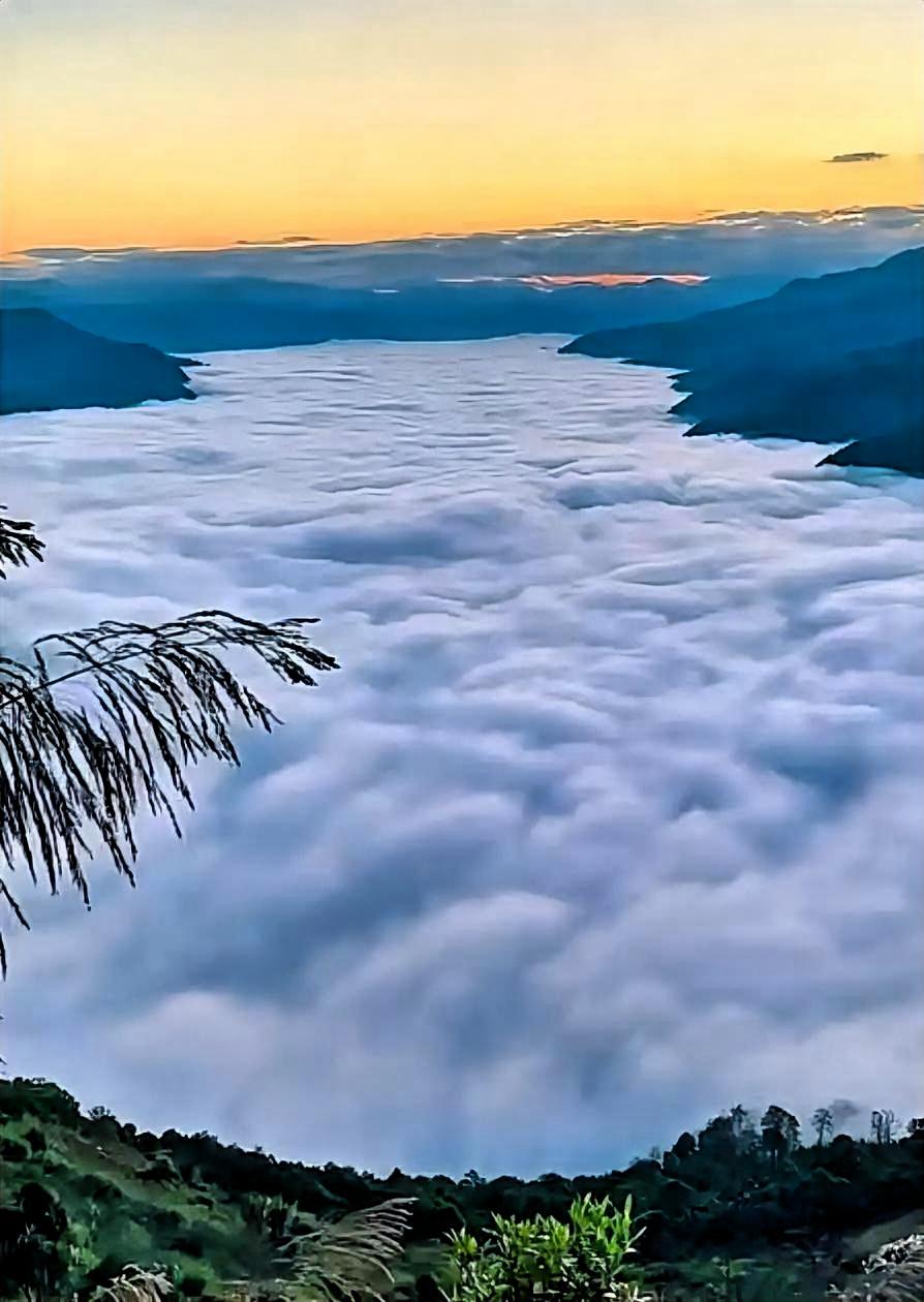 云海翻腾，如梦如幻。这张相册里的照片让我留恋。