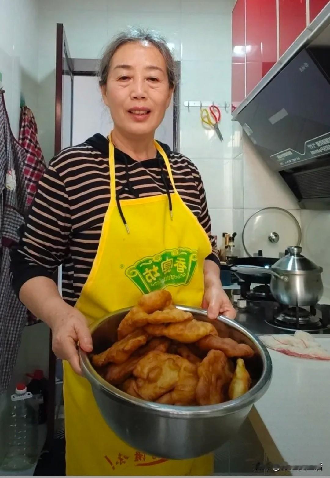 在特定的情形之下，所发生的事情究竟暗藏着怎样的暗示呢？
5月9号晚上炸油饼的时候