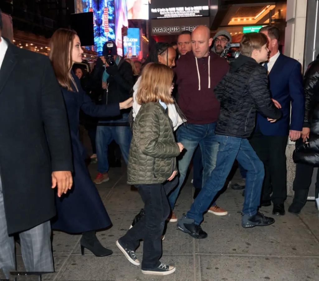 安吉丽娜·朱莉保镖在乌被强制征兵，凸显乌克兰兵力短缺的严峻现实。作为预备役军人，