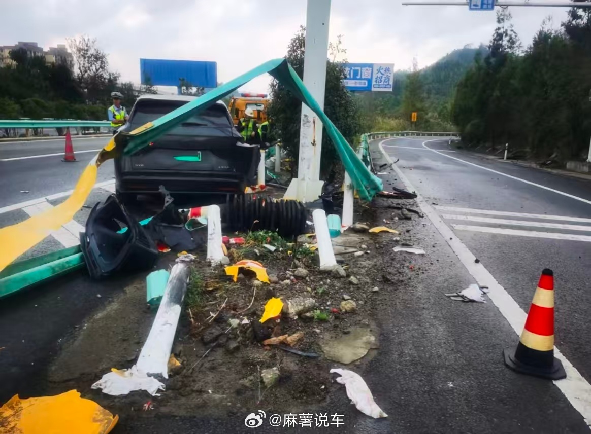 网友夸赞东风日产质量意外最考验一台车的底子，车毁人平安，乘员舱扛住了冲击，配置好