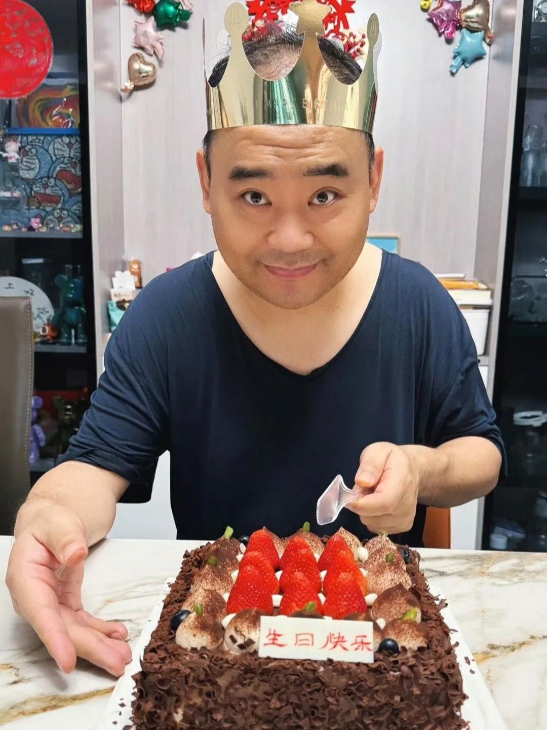 侯震呀侯震，你在德云社藏得也太深了
查了一下才知道
天天被喊着 德云社吉祥物的他