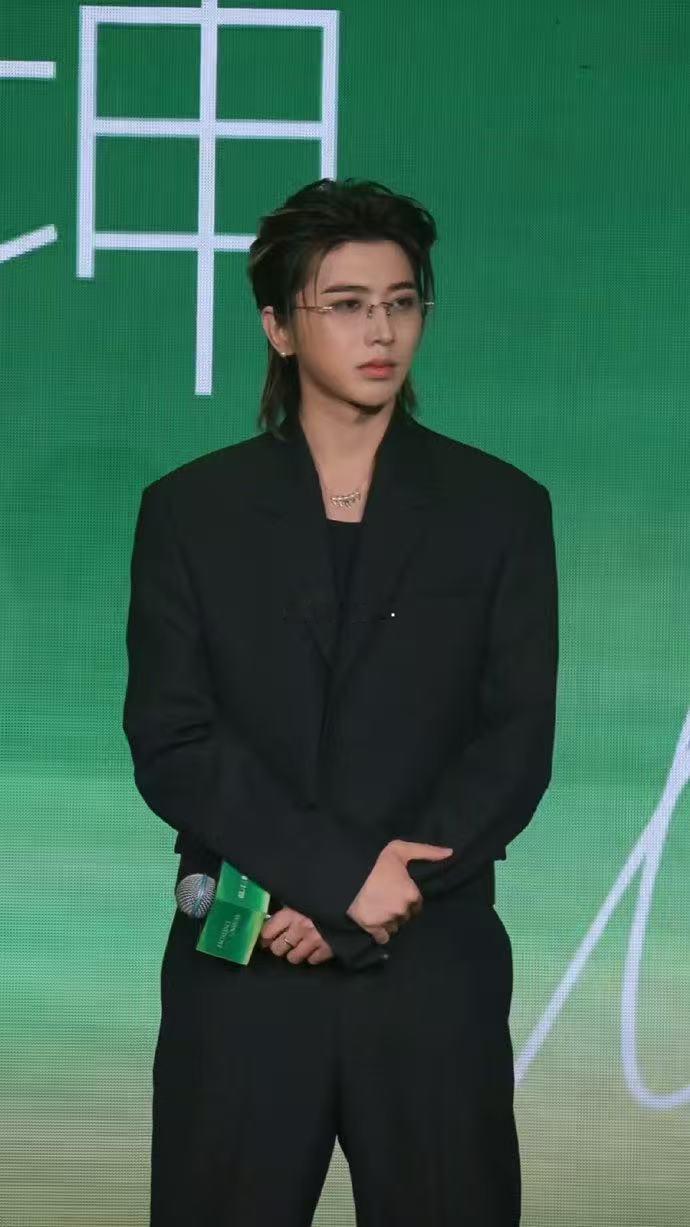蔡徐坤被粉丝冲上台强抱天呐蔡徐坤真的很体面的人，现场反应很得体，太有修养了，也没