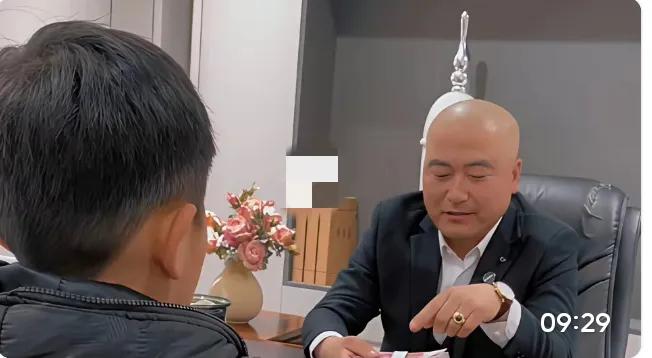 刷到一个超暖的视频，瞬间被戳中！世间最难得的从来都不是非黑即白的善与恶，而是那份