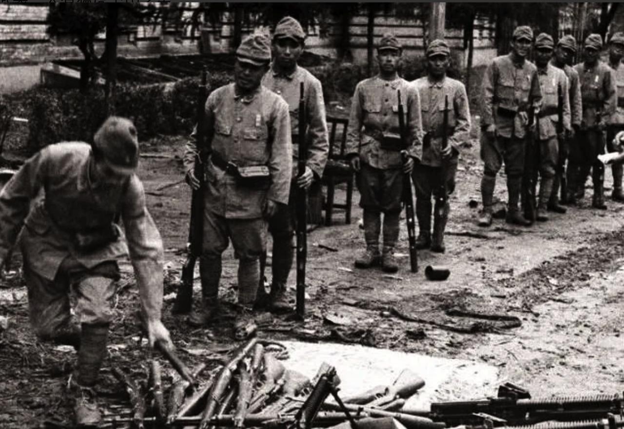 1946年，日军投降还嘴硬：“没原子弹你们打不过我们！”叶飞当场回击，结局大快人