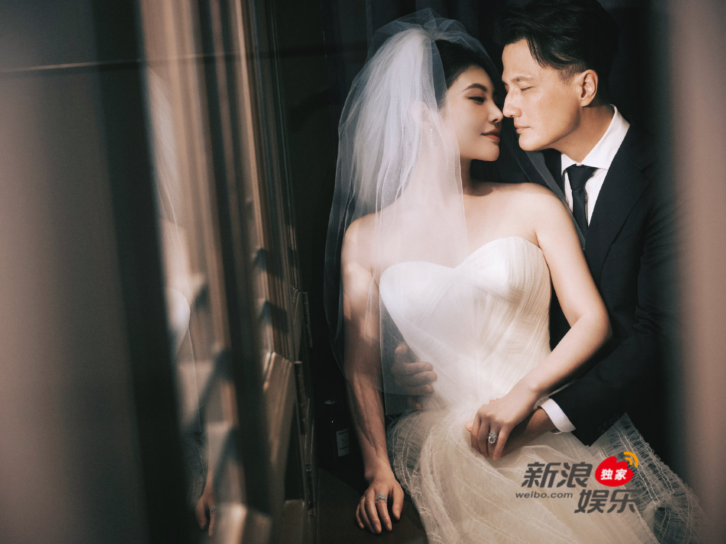 徐冬冬尹子维婚纱照徐冬冬尹子维2月在哈尔滨办婚礼 18日，婚纱照公开，两人深情相