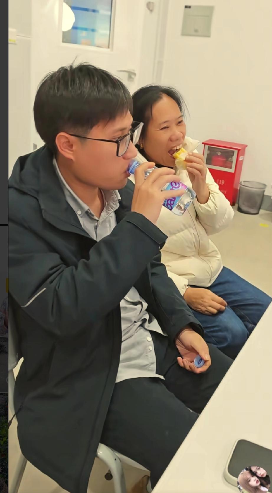 见到梁志辉，爸爸开心的像个孩子一样，丢失30年后找回来的孩子，不像自己养大的，要