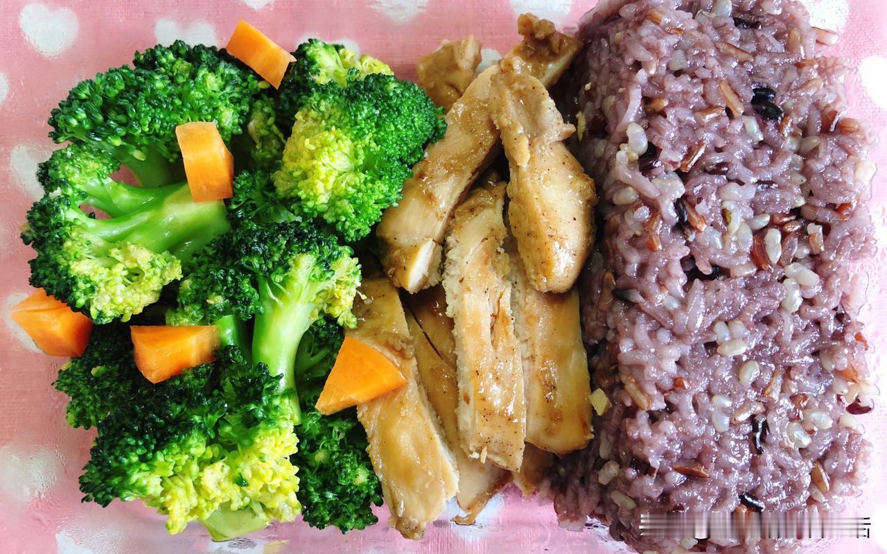 一日三餐之中应该少吃的是哪一餐

答案很明确：晚餐。

不是不吃，是一定要少吃、