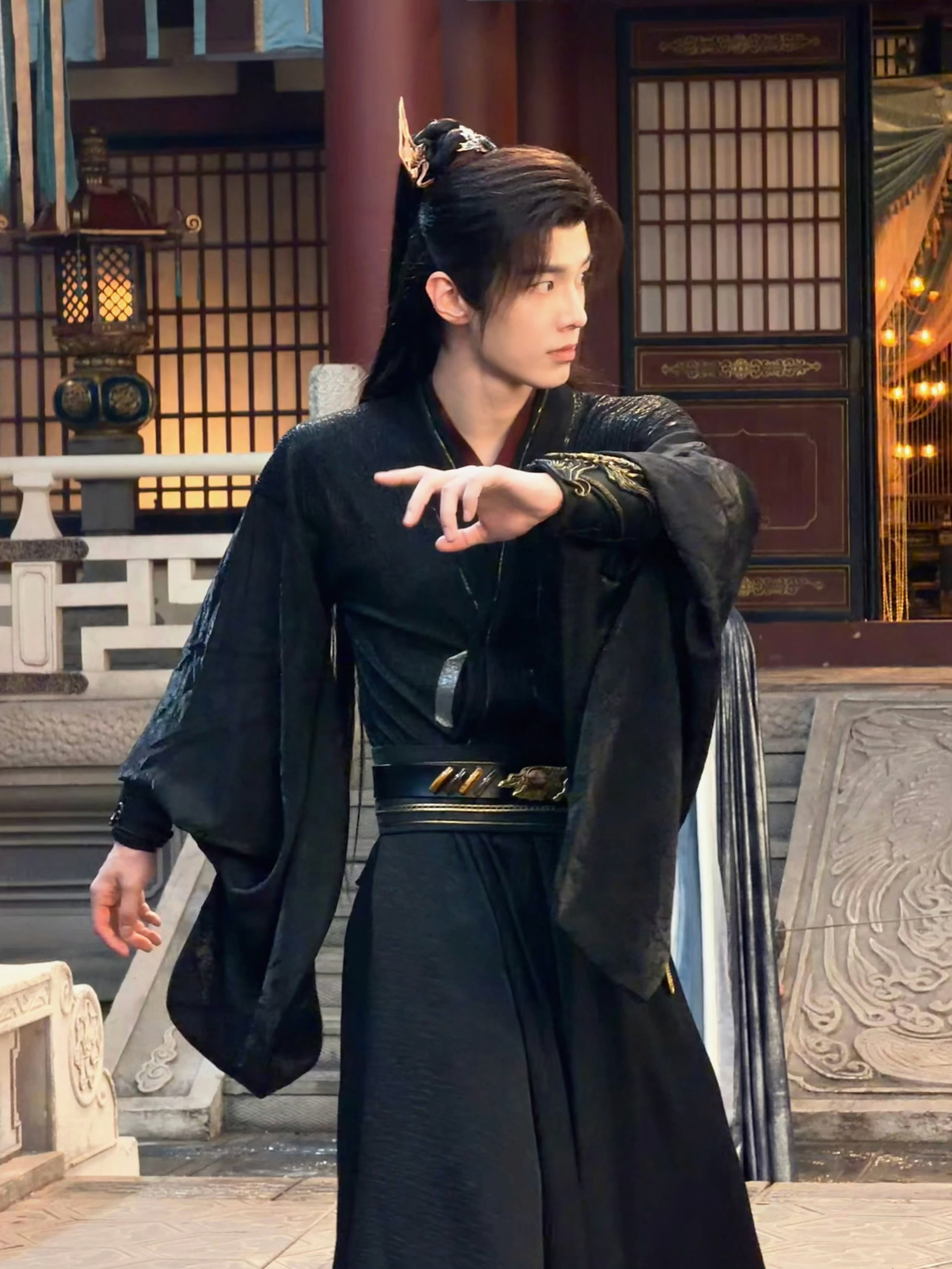 何与千夜奇谭片场，夜幽冥咋还玩上枪了！ ​​​