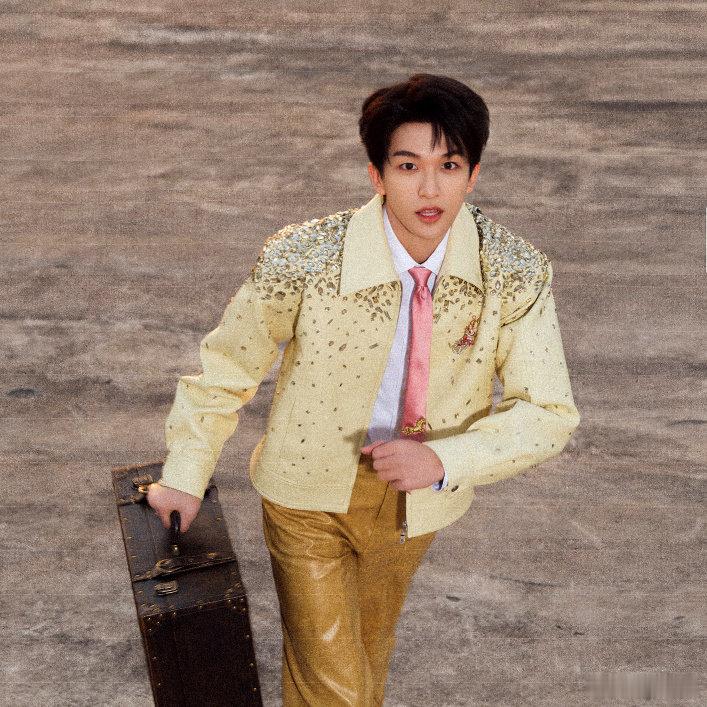 黄子弘凡老式小孩看春晚黄子弘凡好明媚一款男孩，拍的新春照片活力满满还是老式小孩那