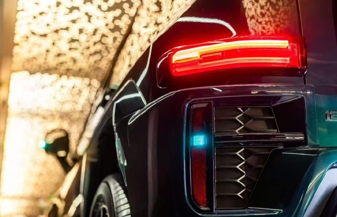 全新坦克700登场！这敦煌青配色也太骚气了，光影下自带高级渐变质感，硬派机甲车身