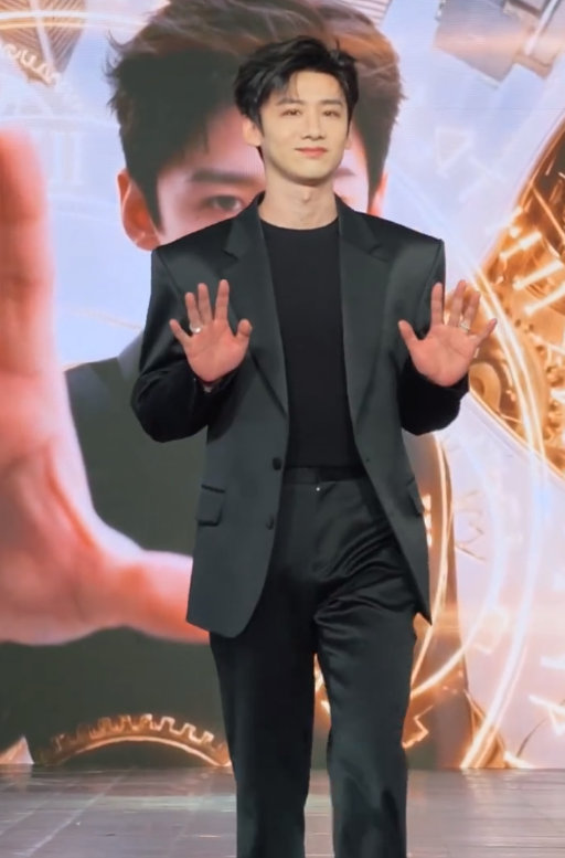 白敬亭黑衣白马自带气场 白敬亭品质盛典红毯开毯嘉宾，黑衣白马自带气场，就这个小白