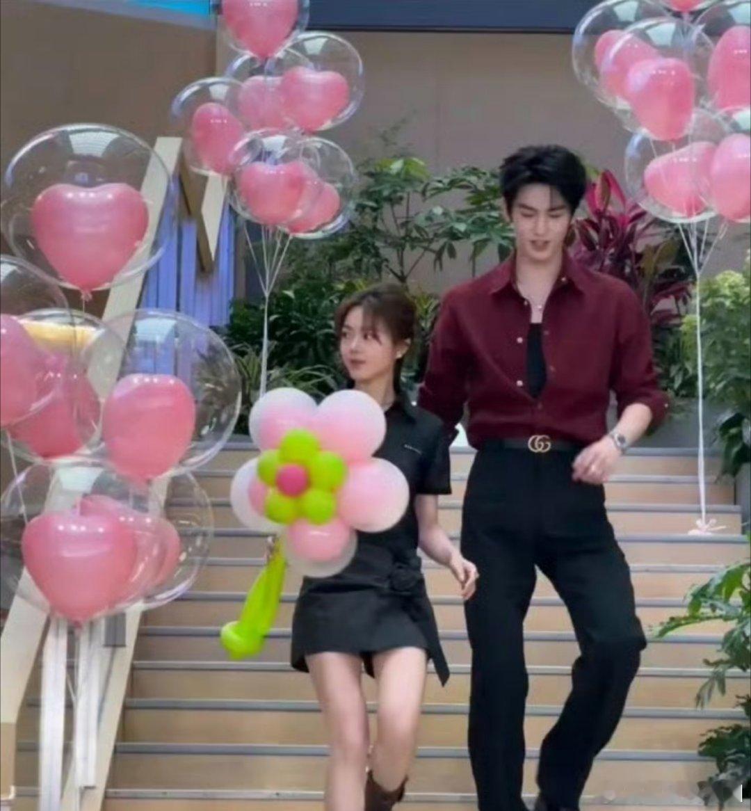 啊啊啊啊啊赵今麦和张凌赫真的是cp届天花板吧这体型差啊说什么幼态美的拱粗去 ​​