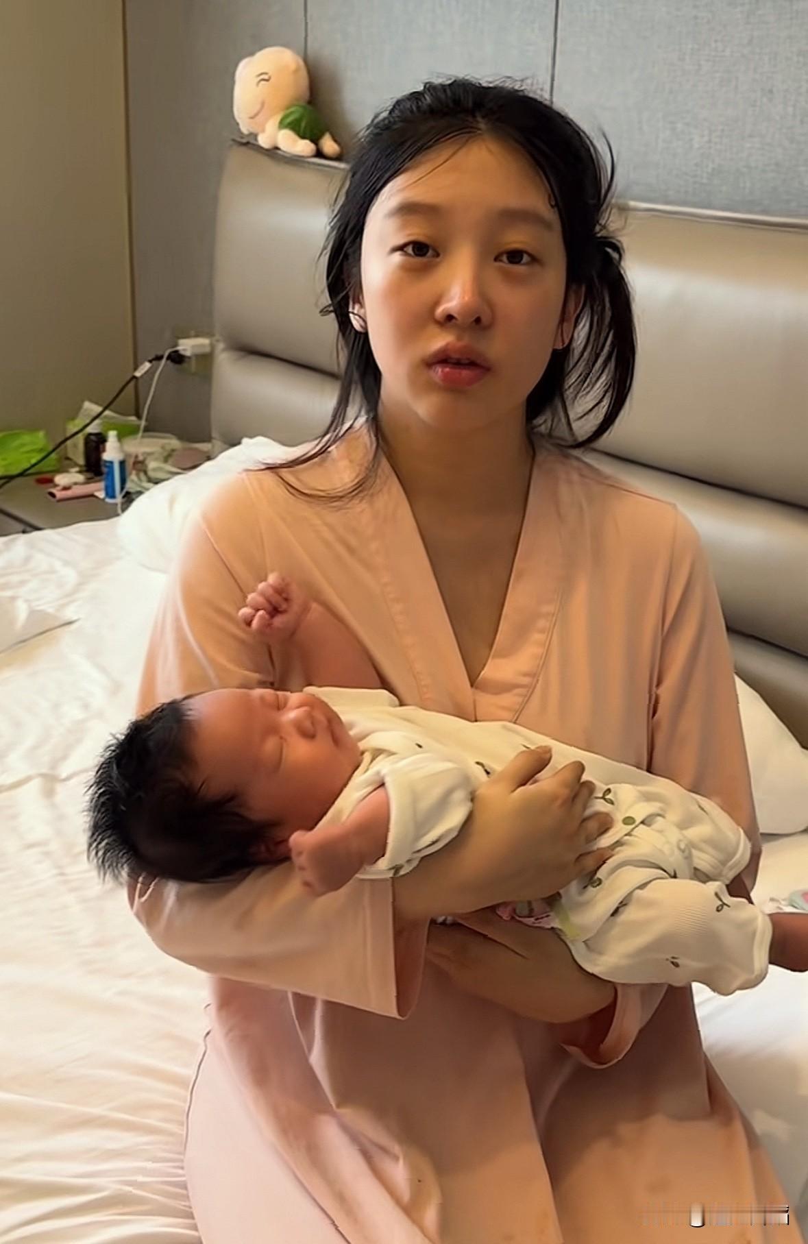 哈哈，被闺蜜的逗比可爱样子给逗乐了！看她带孩子的样子，黑眼圈，无精打采，眼神迷离