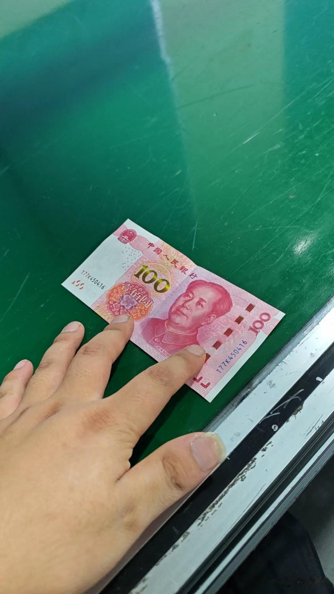 真是什么便宜都要占，我最烦这类人，今天公司发福利，一人一盒月饼，外加100块钱现