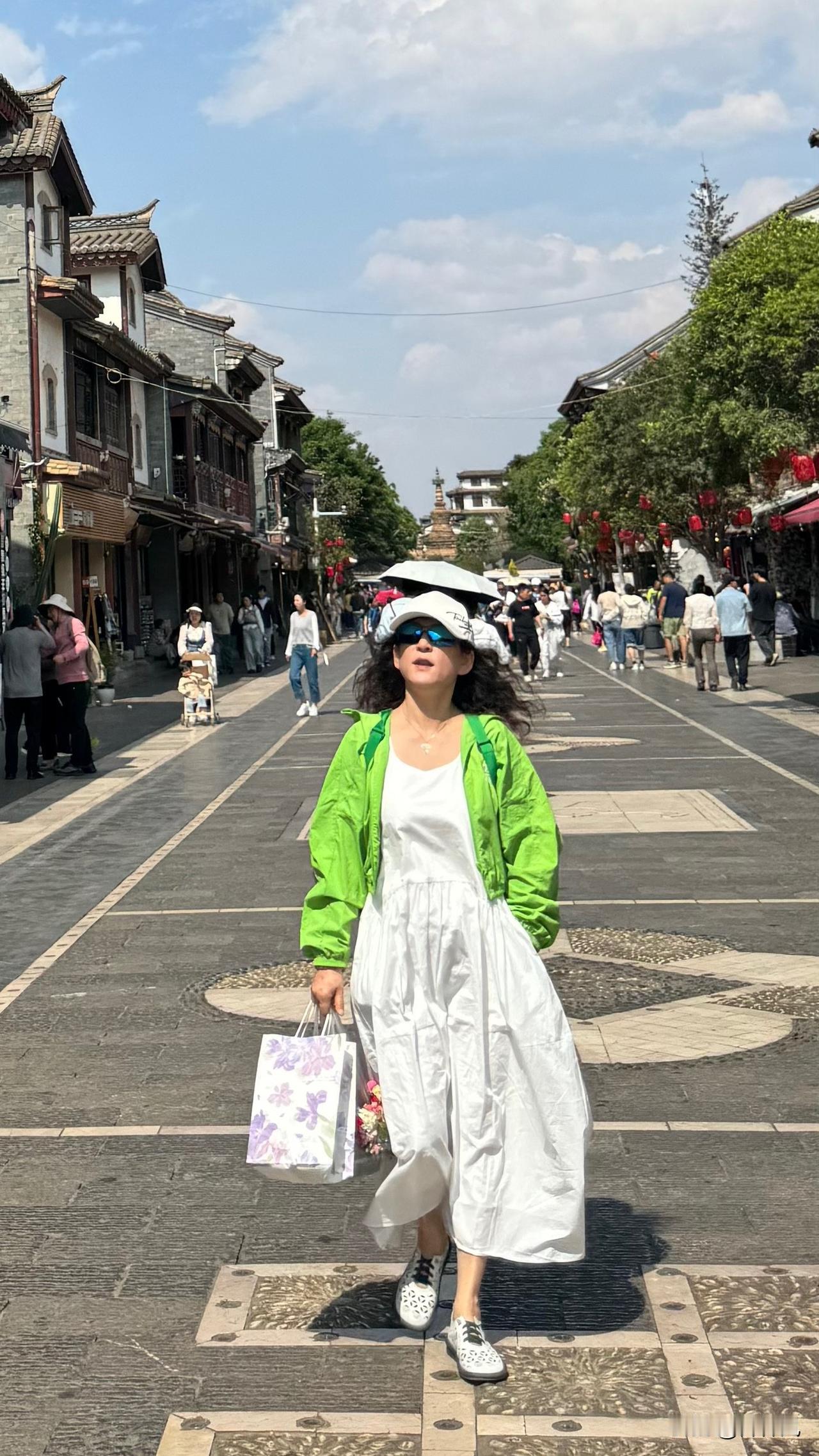 云南昆明官渡古镇里的名小吃：官渡粑粑，名字有点不够文雅，获许方言叫起来好听些吧！