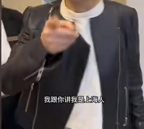 上海一酒店健身房，一位外地妈妈在跑步机上跑步，怕隔壁的女儿找不到自己，就正常喊了