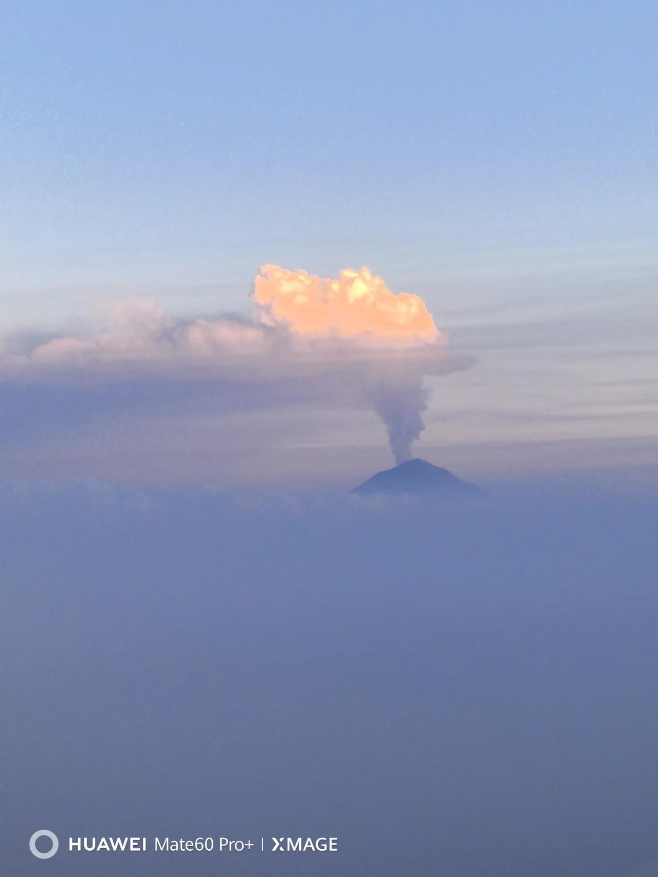20241025哈瓦那-墨西哥城，飞机上随拍，火山景色。