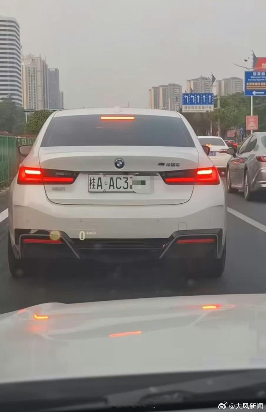 多地新能源车牌绿色变白色竟然还有刷掉绿漆的，这不违法么？（不过白色有点好看啊） 