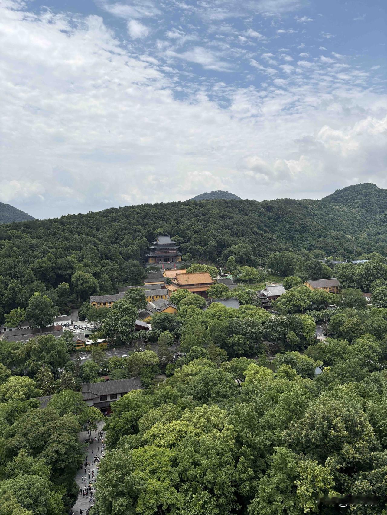 高铁对孩子真的不够友好，上次坐高铁，车子开动后，那个女的，别人的票不查，就查我三