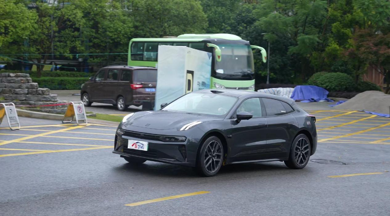 今天人们选新能源车，最看重的就是安全性了，车身是否坚固、电池是否安全、主动防护是