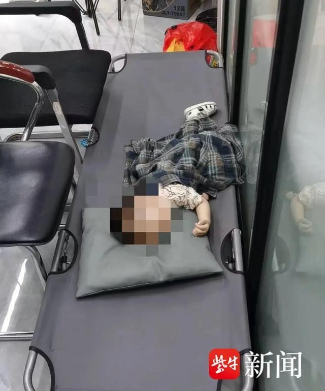 [发怒]“枉为人父！”广东开平，1岁半男童被生父女友虐待致死。生母赶至医院时，前