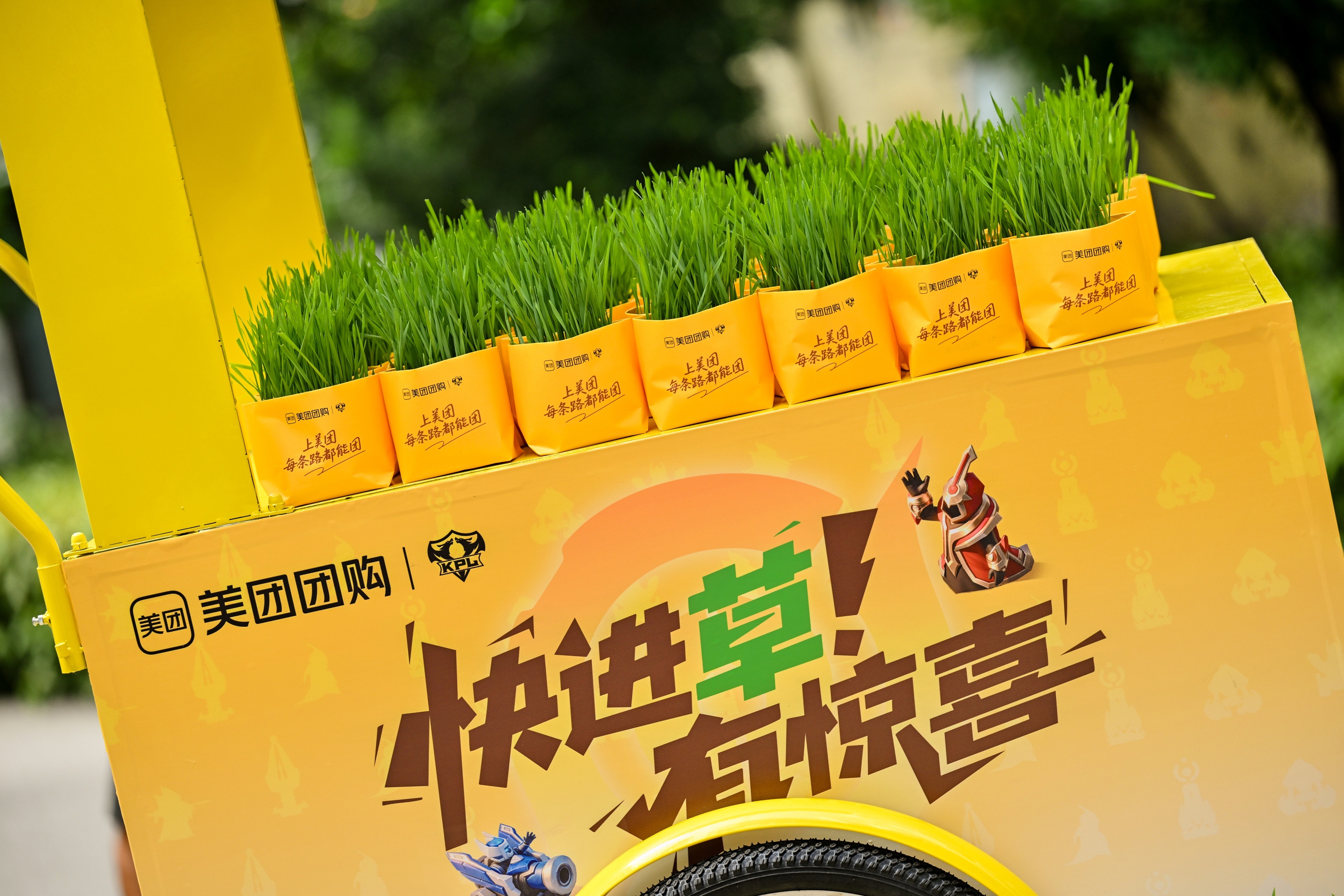KPL还是太有节目了，花海和钎城组团输出，在评论席带大家吃瓜。看决赛只吃瓜怎么够