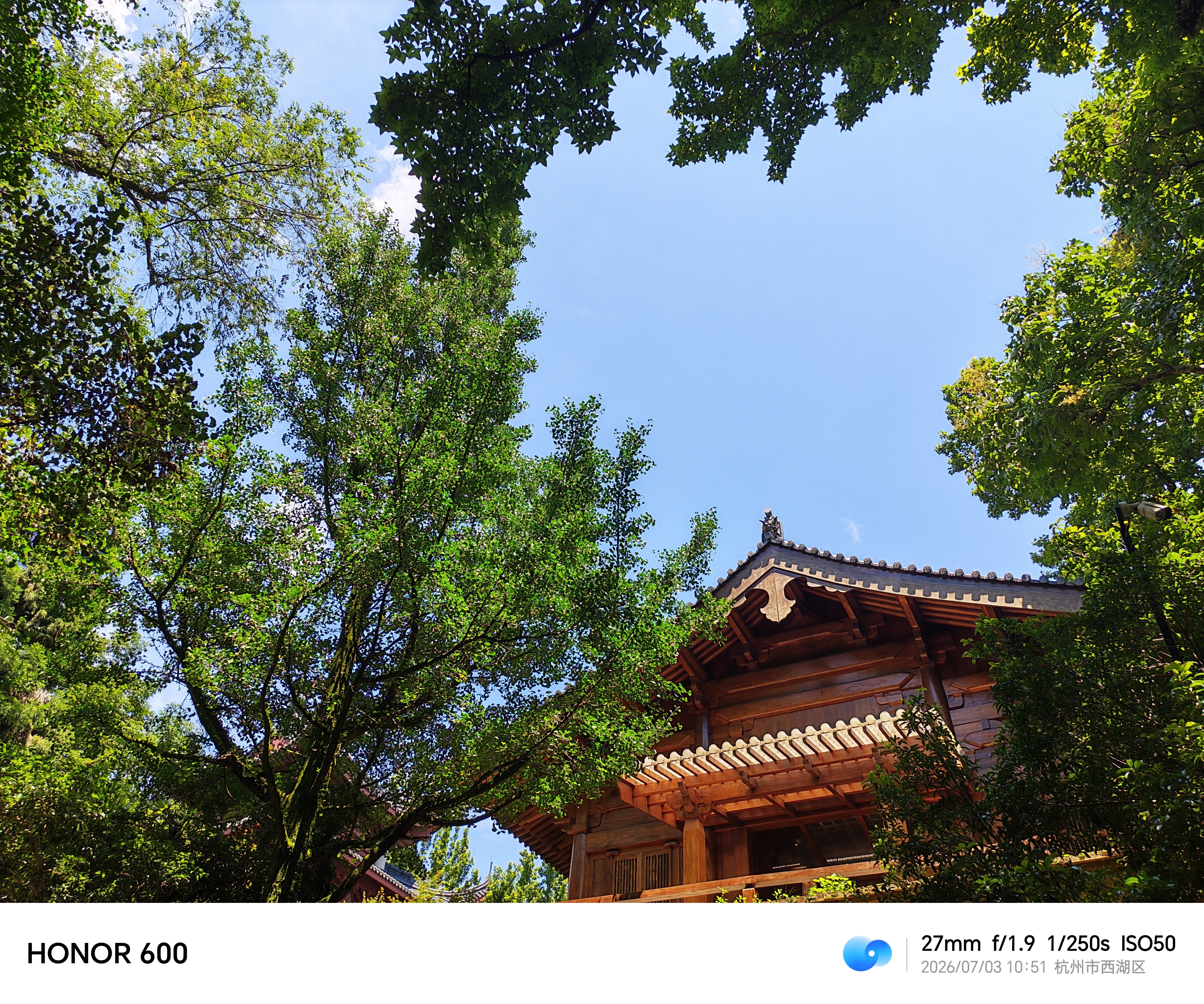 灵隐寺这几张都是白天室外，光线足，荣耀600的发挥空间就大了。大雄宝殿的黄色墙面