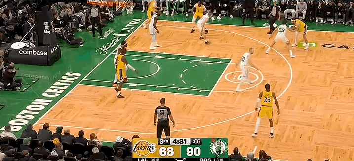 真强！里夫斯造2+1如家常便饭！
在今天NBA常规赛湖人对阵凯尔特人的第三节比赛