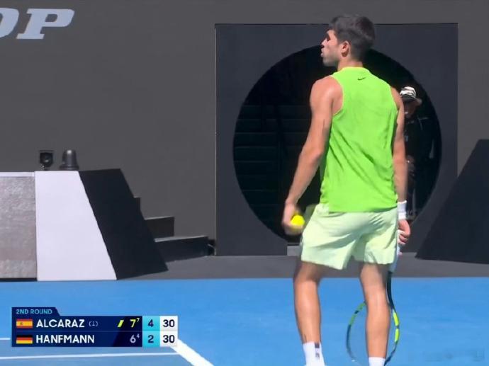 澳网2026 阿尔卡拉斯轻松晋级澳网32强在男单第二轮比赛中，世界第一阿尔卡拉斯