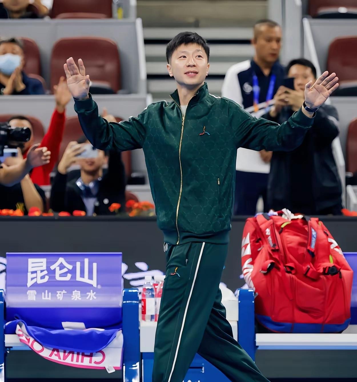 看马龙说最怕跟樊振东打球，突然懂了什么叫“长江后浪推前浪”。
 
主持人问他跟谁