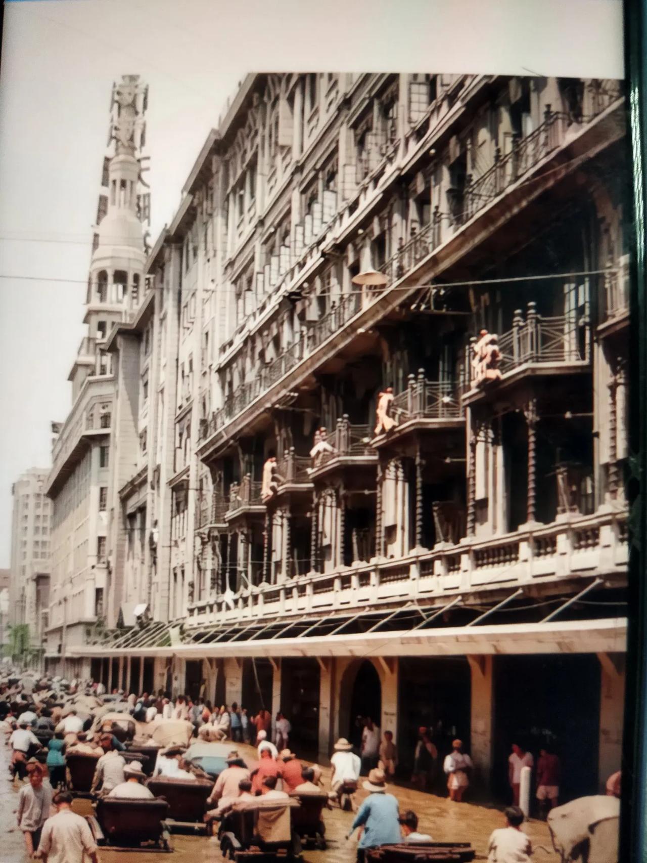 当年的上海曾是远东第一大都会，拥有许多漂亮的建筑，但是在1932年的一二八抗战和