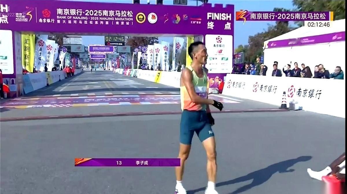 2小时12分40秒。
这串数字，是今天南京马拉松的国内冠军成绩单。
然后你再看名