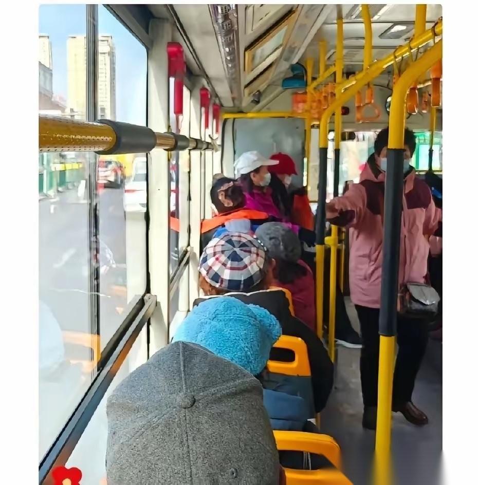 最近有个问题让人想不通
满大街的退休老人，大概60岁左右的，出门都会戴上帽子，基