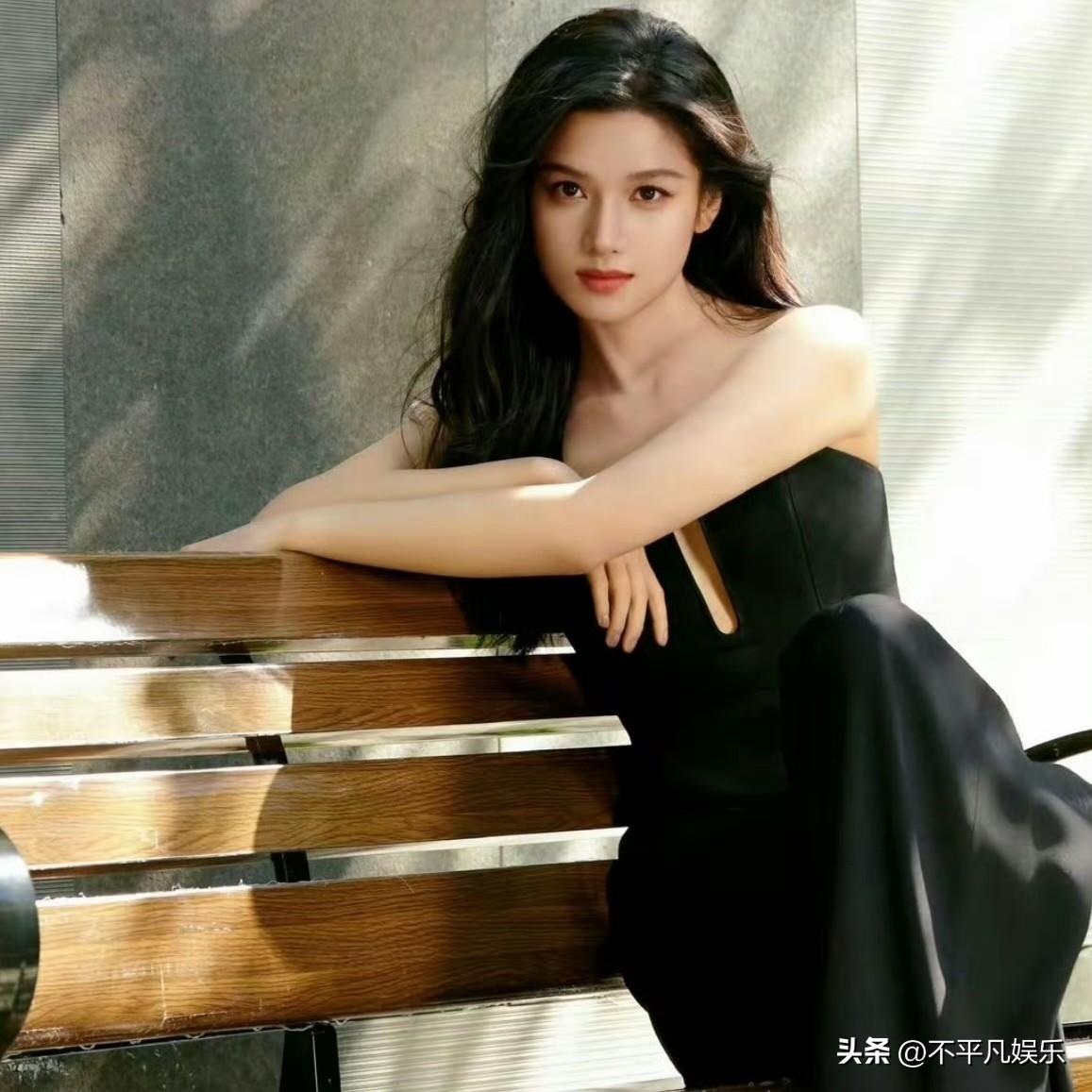 在娱乐圈众多美人中，张婧仪的“顶奢脸”独树一帜。她的五官大气舒展，眉眼间带着一种