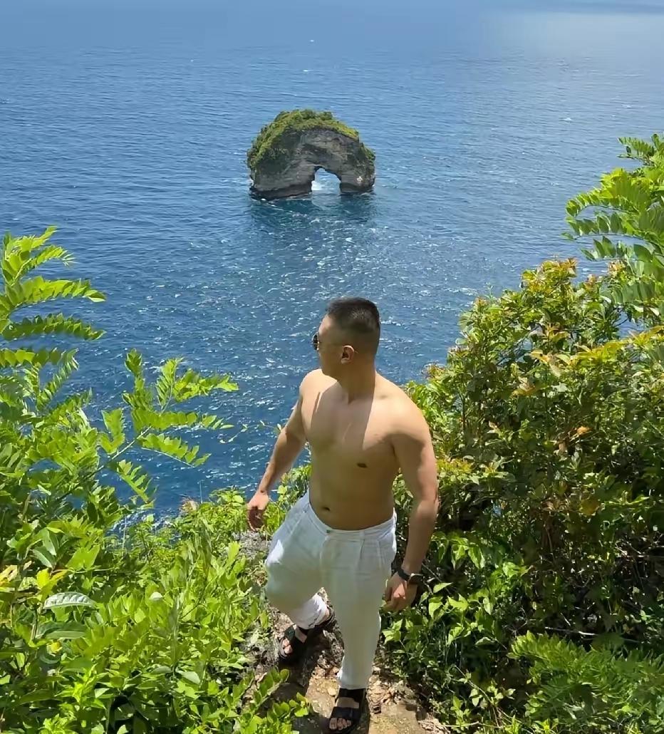 佩尼达岛的迷人海岸线，蓝天白云，景色宜人。但都比不过身着白裤，阳光健硕的男子，简